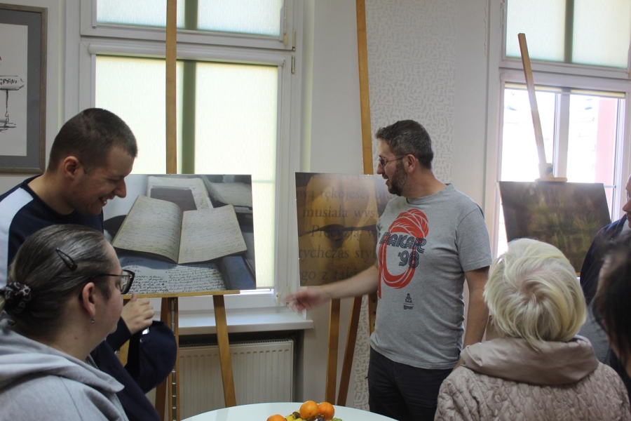 3.Pracownik biblioteki opowiadający o zdjęciach uczestnikom