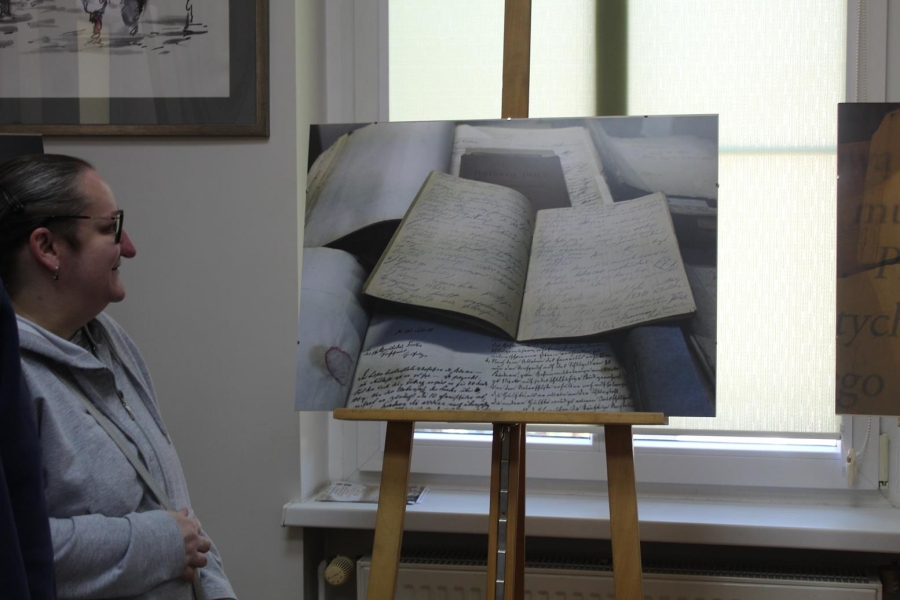 4.Uczestniczka patrząca na fotografję przedstawiającą książkę