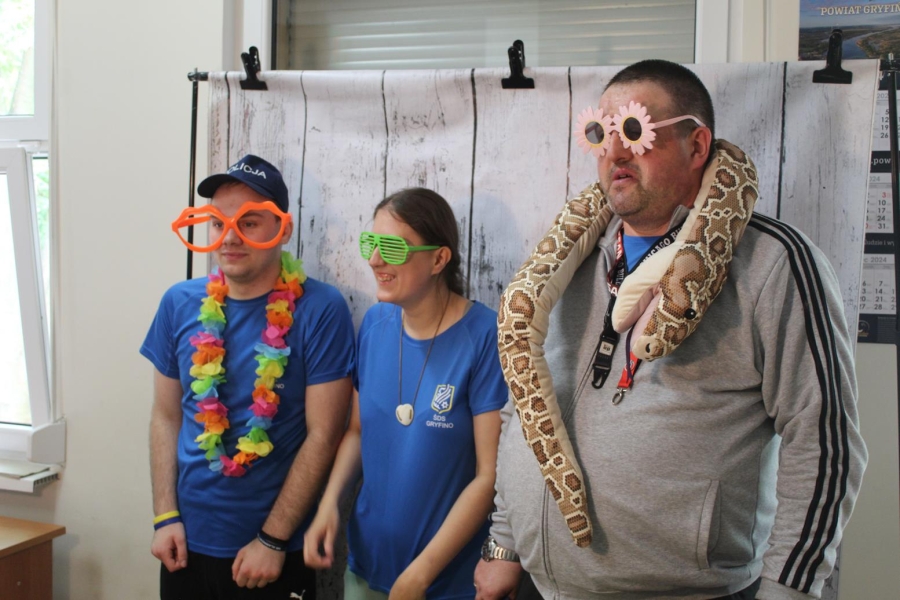 3.Uczestnicy w przebraniach od lewej, strój hawajski, zielone okulary oraz z wężem na ramieniu pozują do zdjęcia