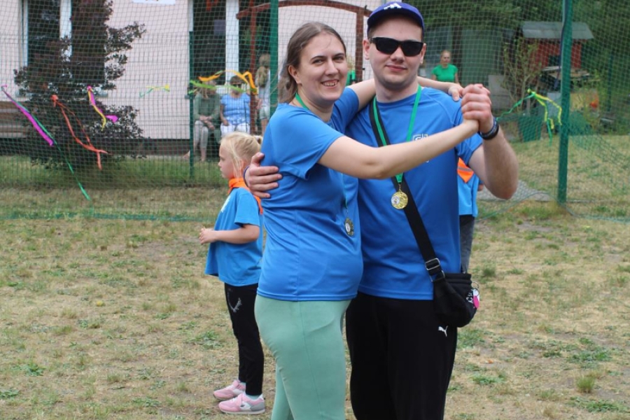 4.Tańczący uczestnicy trzymający się za ręce