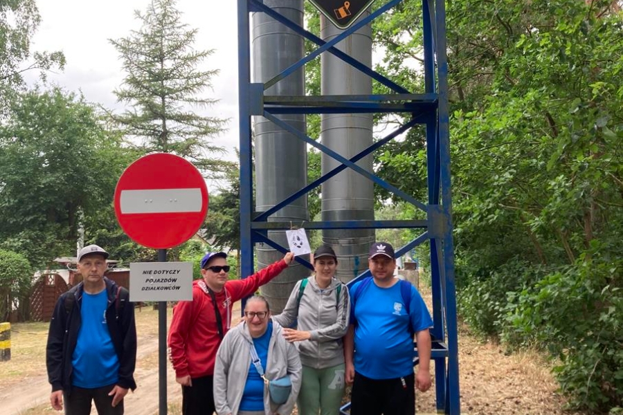 5.Uczestnicy przed wejściem do krzywego lasu zabierający kartkę z zagadką