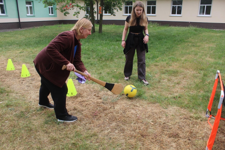 6.Uczestniczka przesówająca piłkę kijem do hokeja 