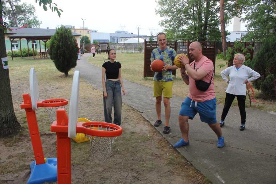 8.Uczestnik rzucający piłką do kosza