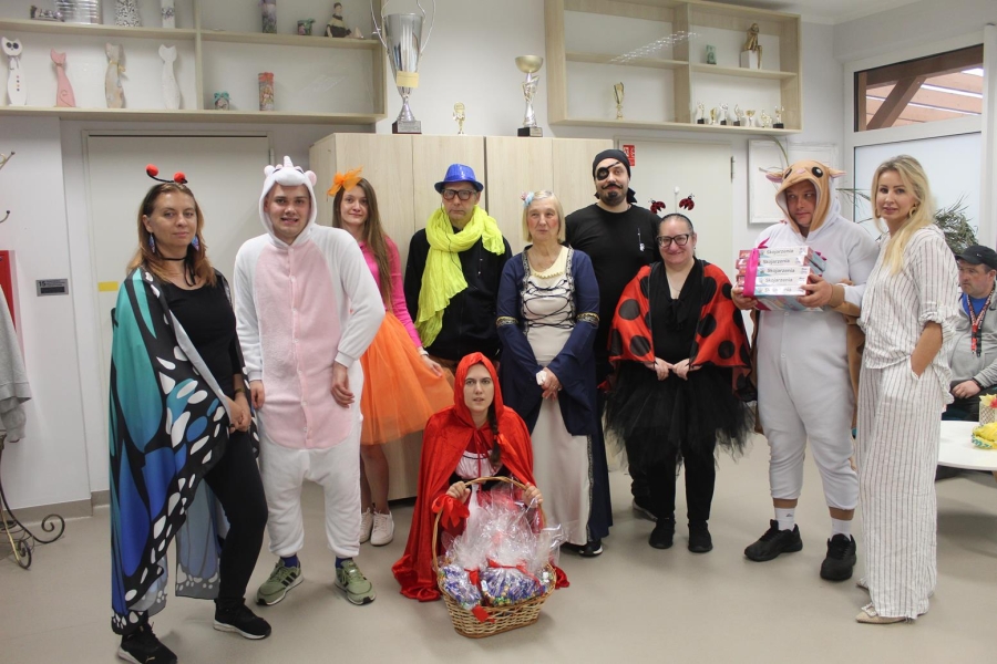 1.Uczestnicy oraz terapeuci w kolorowych strojach pozują do zdjęcia