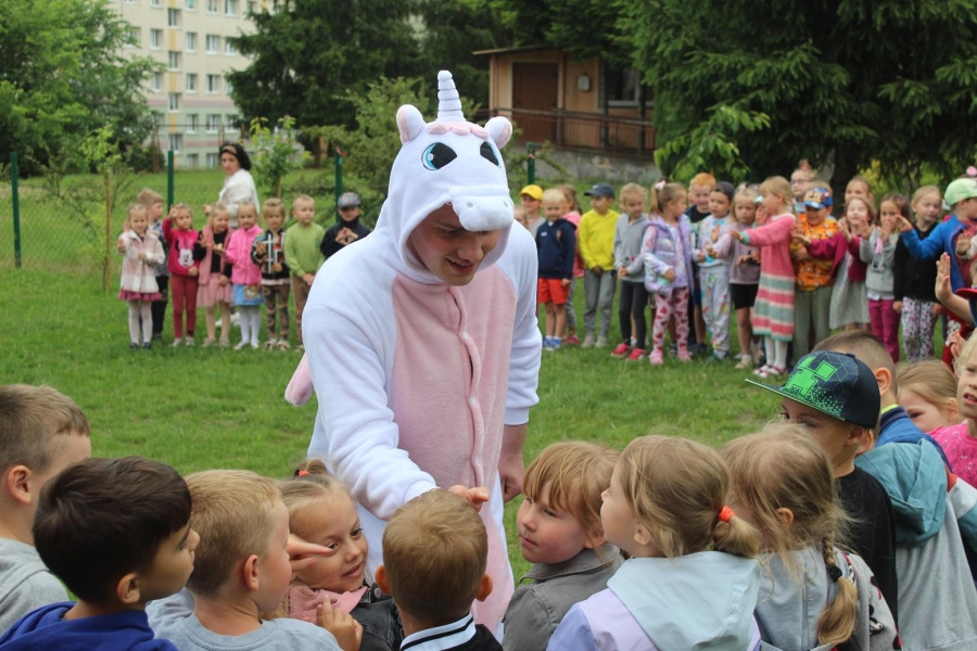 2.Uczestnik w przebraniu jednorożca witający się z dziećmi