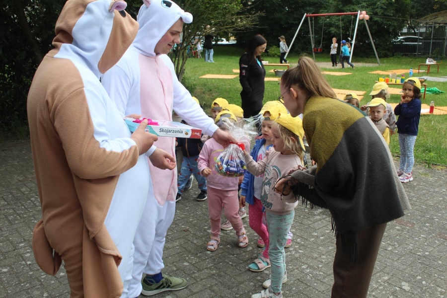 4.Uczestnicy w przebraniach wiewórki oraz jednorożca wręczający dzieciom upominki