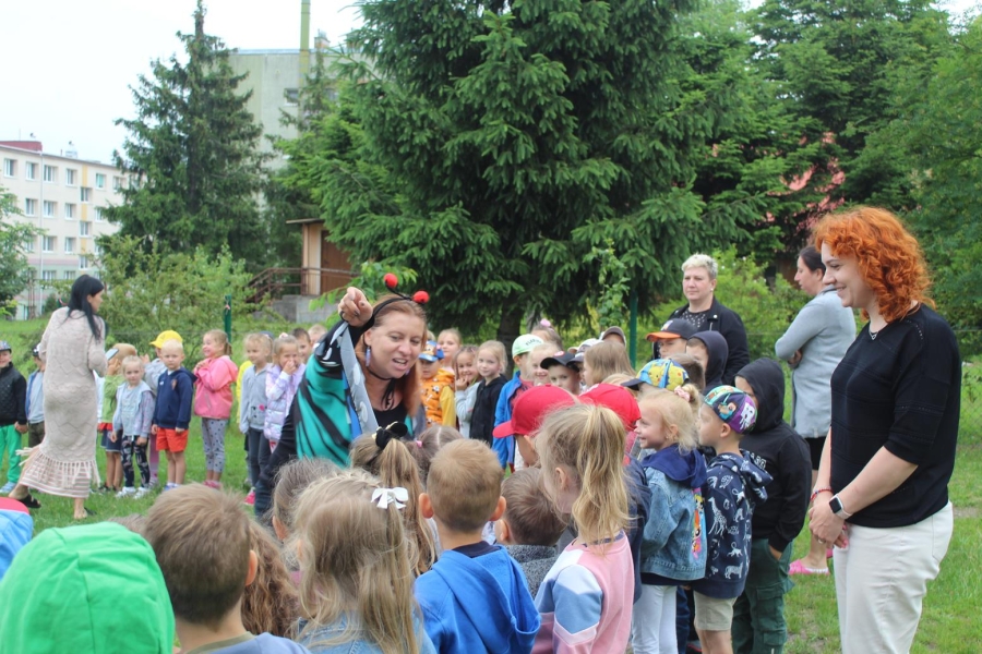 5.Psycholog w stroju motyla witająca się z dziećmi ustawionymi w krąg