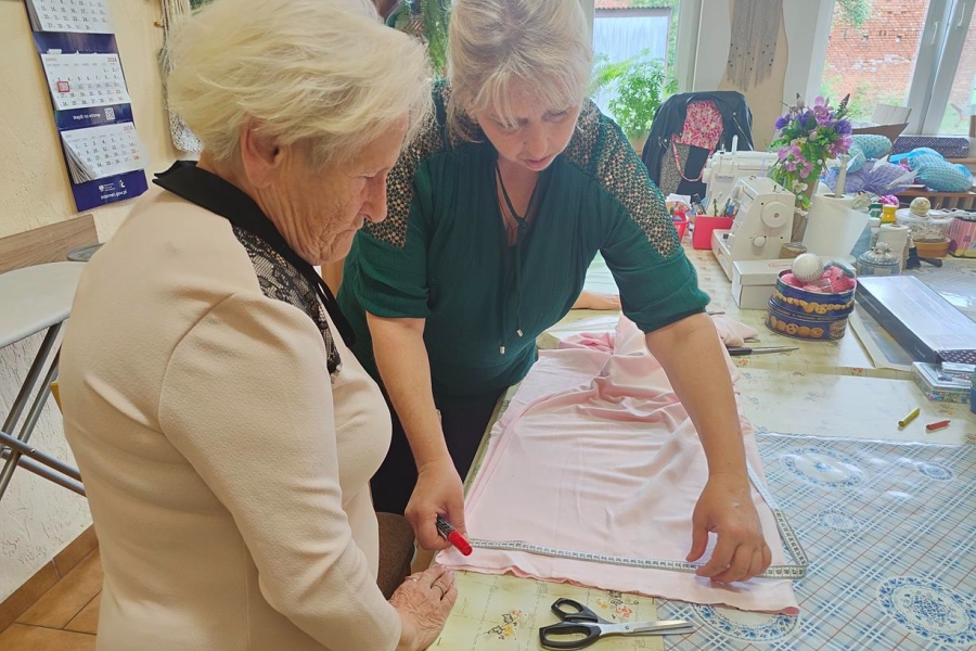 2.Terapeutka WTZ w Goszkowie oraz uczestniczka ŚDS w Gryfinie szyjące poduszkę z materiału