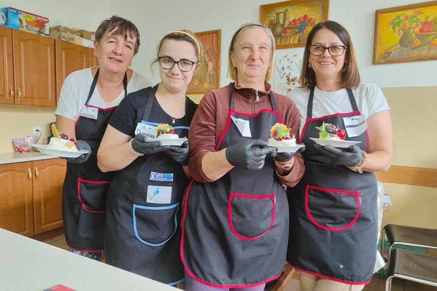 3.Uczestnicy ŚDS w Gryfinie oraz WTZ w Goszkowie prezentujący własnoręcznie wykonane desery bezowe z owocami