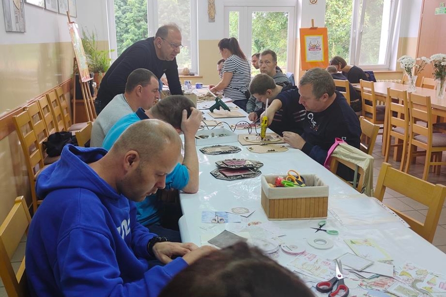 5.Uczestnicy warsztatów artystycznych wykonujące prace przy stole