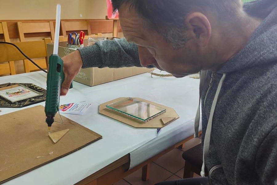 6.Uczestnik klejący pistolemem z klejem na gorąco