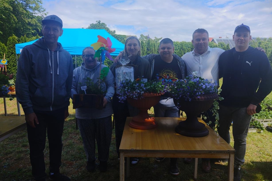 2.Uczestnicy ŚDS w Gryfinie prezentujący własnoręcznie wykonaną kompozycję kwiatową w donicy