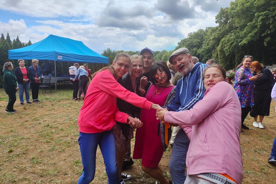 4.Uczestnicy warsztatów florystycznych podczas zabawy tanecznej