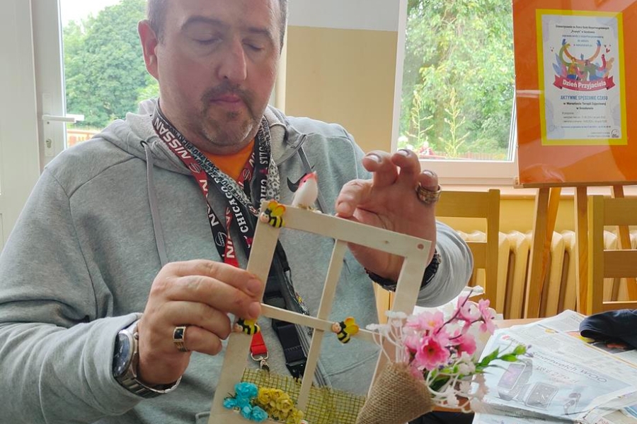 2.Uczestnik przy stole malujący świecznik