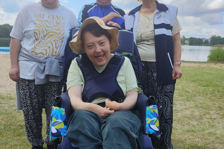 3.Uczestniczka w słomianym kapeluszu na tle innych uczestniczek