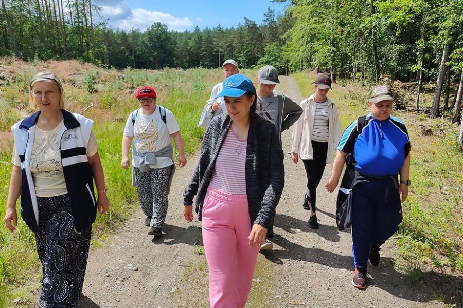 4.Fizjoterapeutka oraz uczestnicy spacerujący w lesie