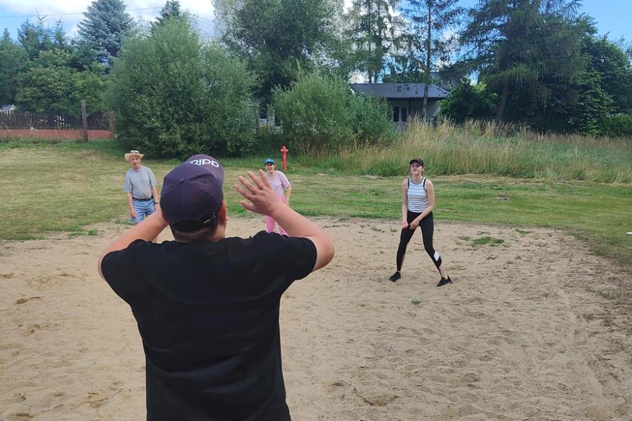 5.Uczestnicy grający w piłkę siatkową na plaży