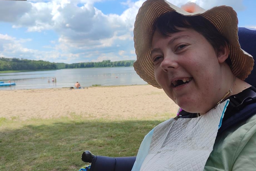 6.Uczestniczka w słomianym kapeluszu na tle jeziora oraz plaży