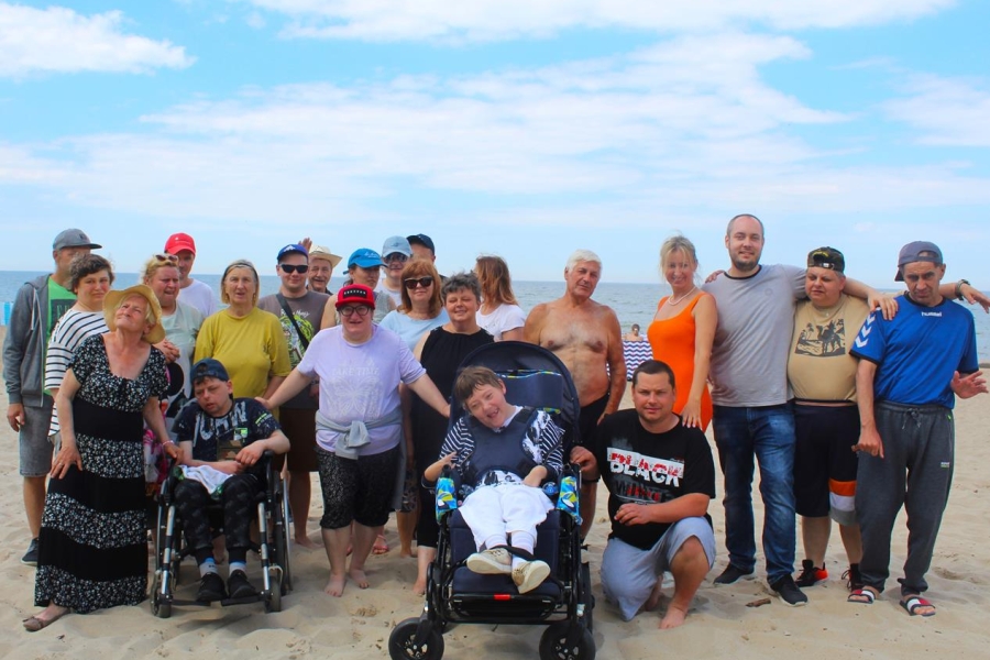 1.Uczestnicy oraz kadra ŚDS w Gryfinie na plaży w Podczelu na tle morza 