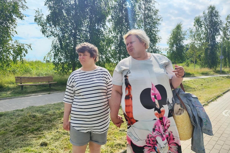 3.Uczestniczka oraz opiekunka spacerujący po ścieżce na tle drzew