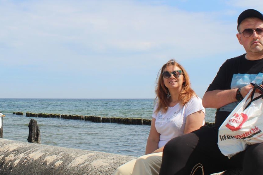 5.Uczestnik oraz psycholog siedzący przy brzegu morza