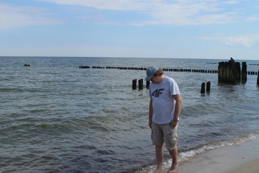 7.Uczestnik spacerujący brzegiem morza 