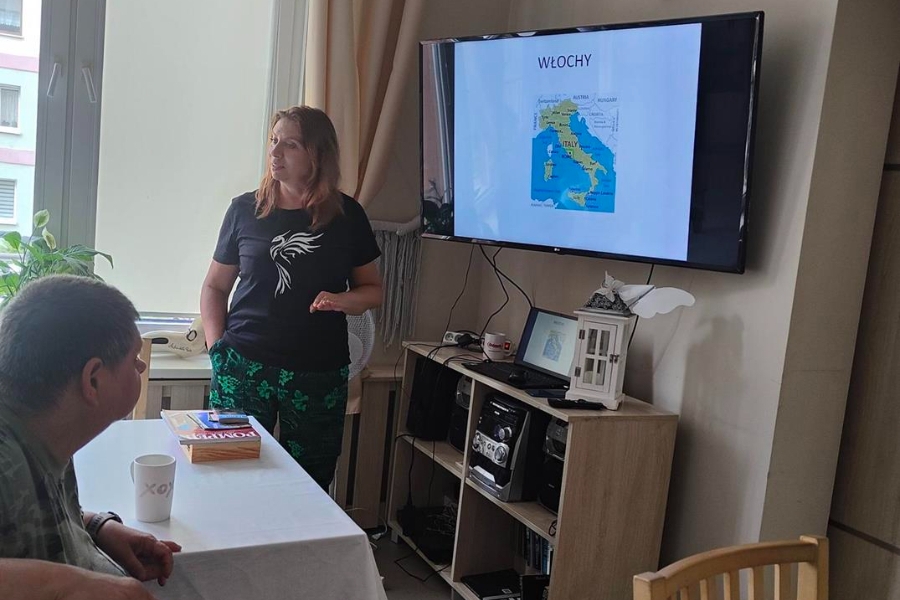 1.Psycholog mówiąca do grupy słuchaczy na tle mapy Włoch