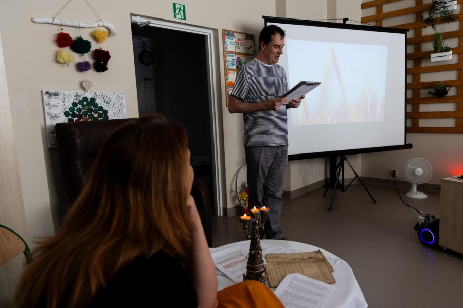 3.Psycholog przyglądająca się recytującemu poecie