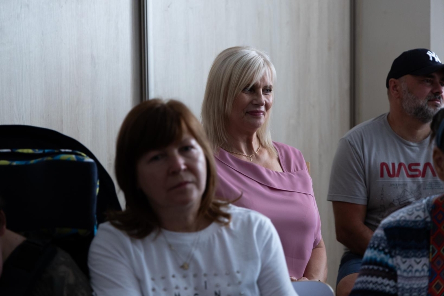 4.Kierownik ŚDS w Gryfinie słuchająca wierszy na tle widowni