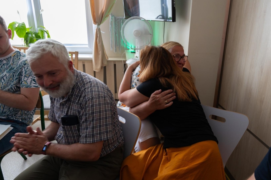 5.Psycholog oraz mama uczestnika przytulają się ze wzruszenia
