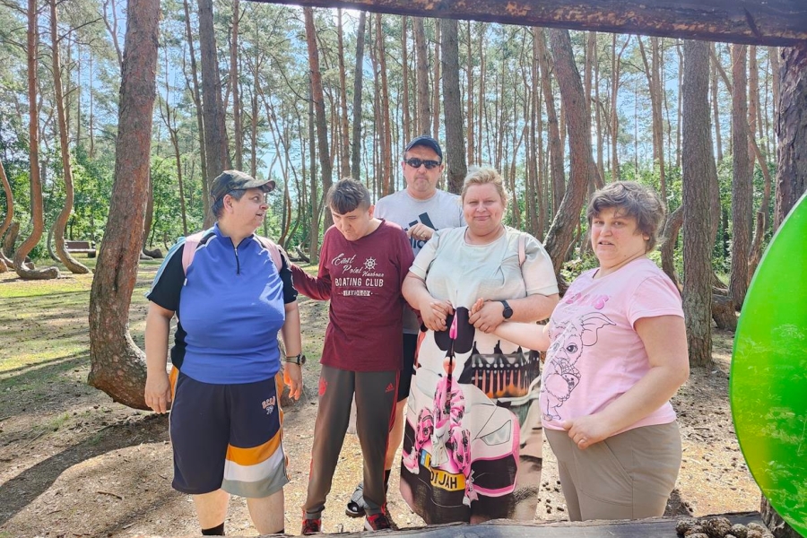 2.Uczestnicy oraz asystent na tle krzywych drzew