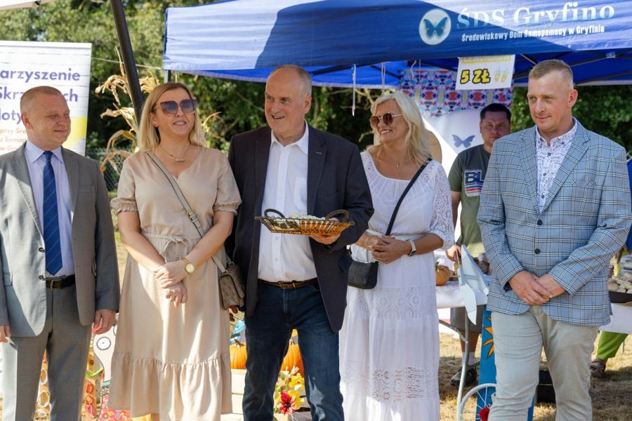 1.Burmistrz Miasta i Gminy Gryfino stojący oraz przedstawiciele gminy na dla namiotu ŚDS w Gryfinie