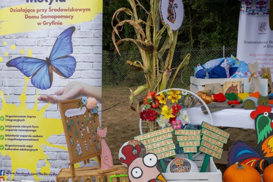 7.Zdobione stoisko ŚDS w Gryfinie przedstawiające rękodzieło, ciasta oraz ozdoby dożynkowe