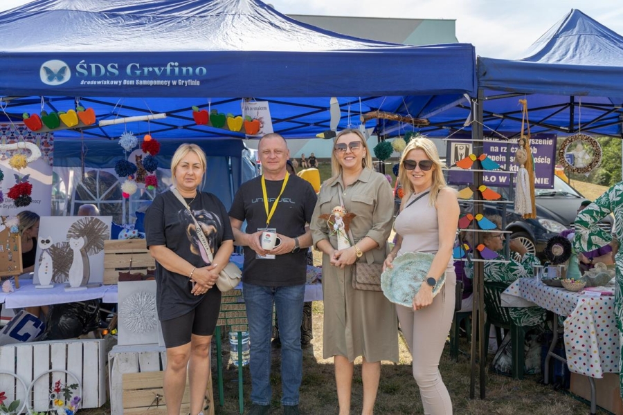 1.Zastępca Burmistrza Miasta i Gminy Gryfino wraz z reprezentantami oraz terapeutką ŚDS w Gryfinie na tle namiotu placówki