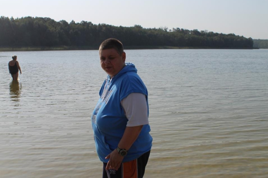 3.Uczestniczka chodząca po brzegu jeziora na tle błękitnego nieba