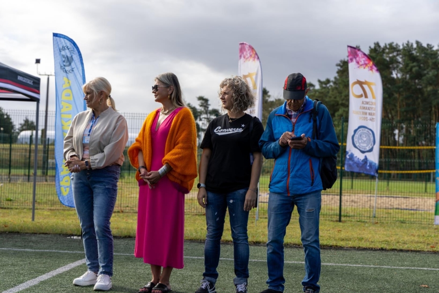 10.Organizatorzy III Spartakiady stojący na tle flag spartakiady oraz gminy Gryfino