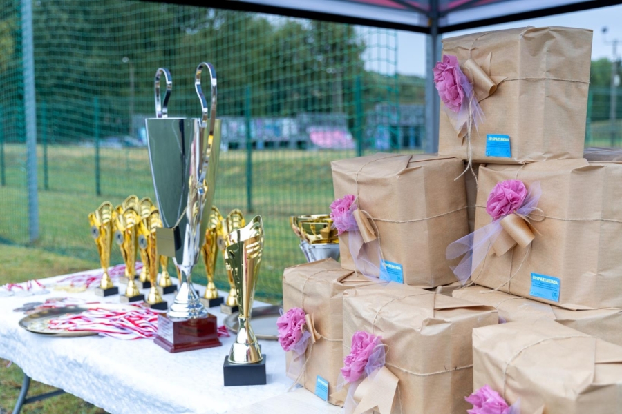 3.Nagrody oraz puchary na stole