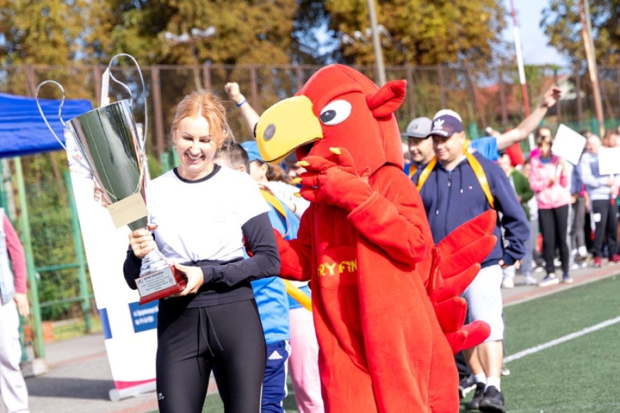 4.Pedagog ŚDS w Gryfinie oraz maskotka Gryfuś podczas przemarszu