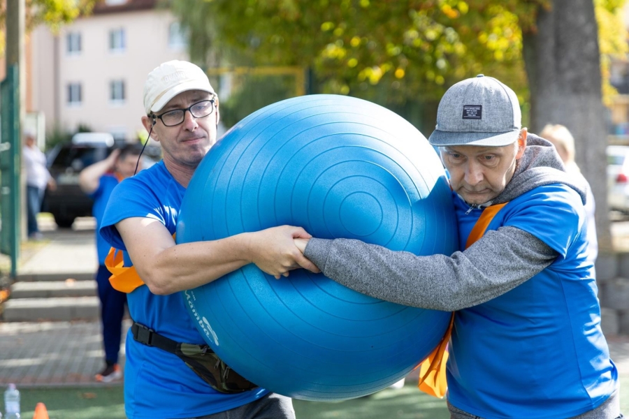 6.Uczestnicy przenoszący niebieską piłkę podczas konkurencji