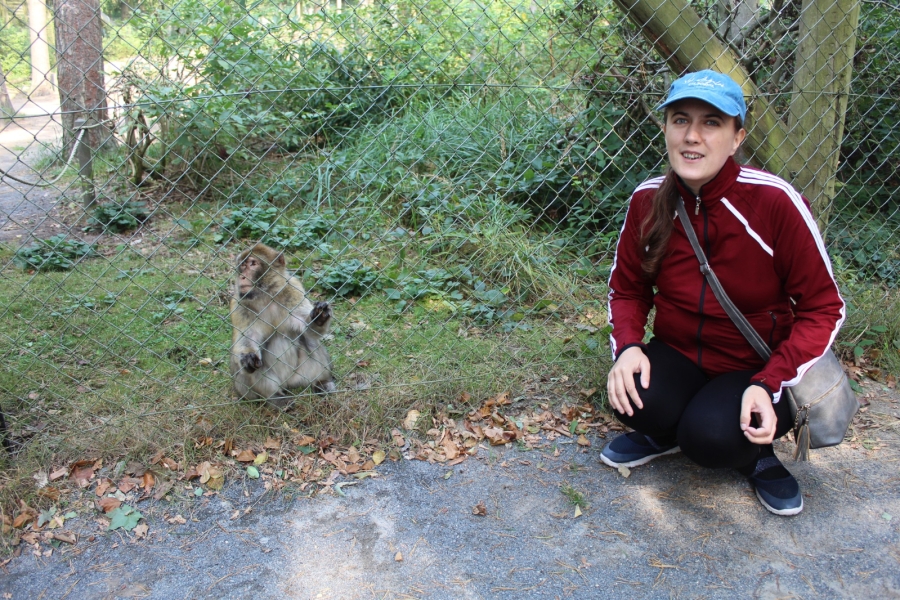 3.Uczestniczka kucająca przy małej małpce