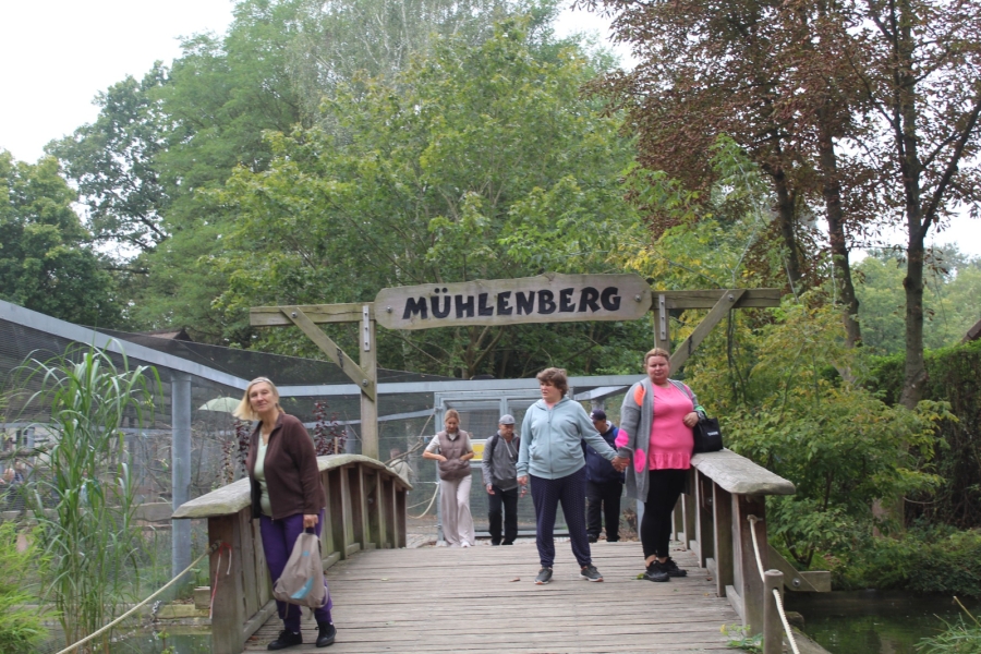 4.Uczestnicy na drewnianym moście na tle drzew