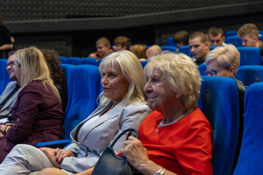 1.Prezes stowarzyszenia „Na Skrzydłach Motyla” oraz Kierownik ŚDS w Gryfinie siedząc słuchają wykła