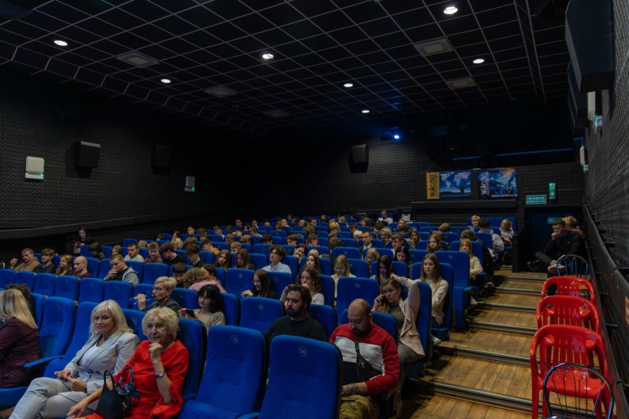 3.Widownia siedząca na Sali kinowej