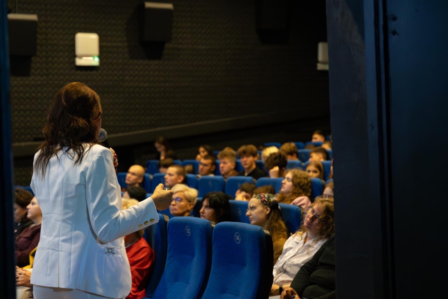 4.Pani Psycholog przemawiająca do widowni na Sali kinowej