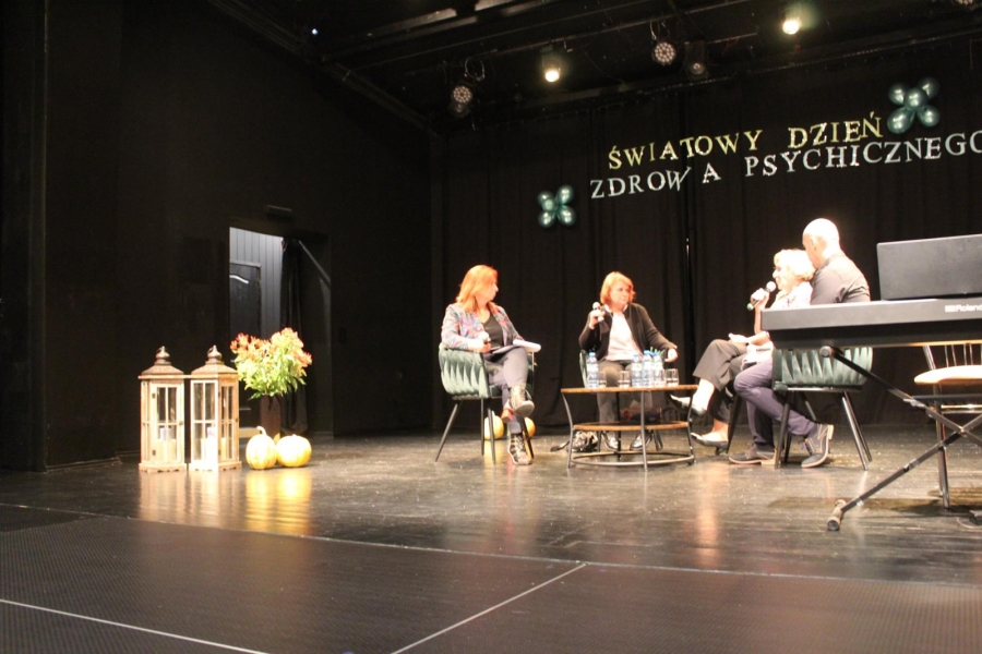 5.Psycholog oraz uczestnicy panelu dyskusyjnego na scenie Sali kinowej