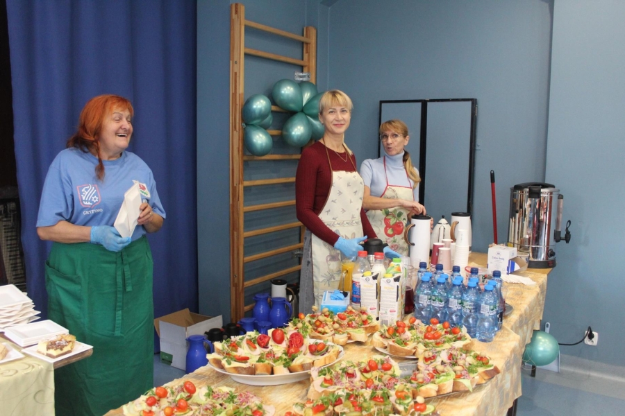 6.Uśmiechnięte Panie na tle cateringu