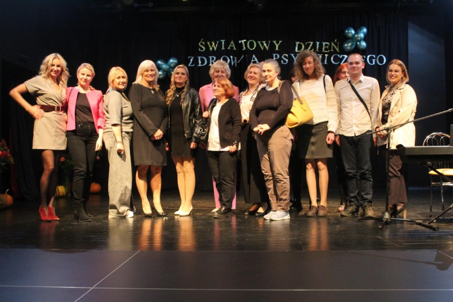 7.Kadra ŚDS oraz Stowarzyszenia „Więź” wraz z uczestnikami i rodzicami uczestników na scenie 