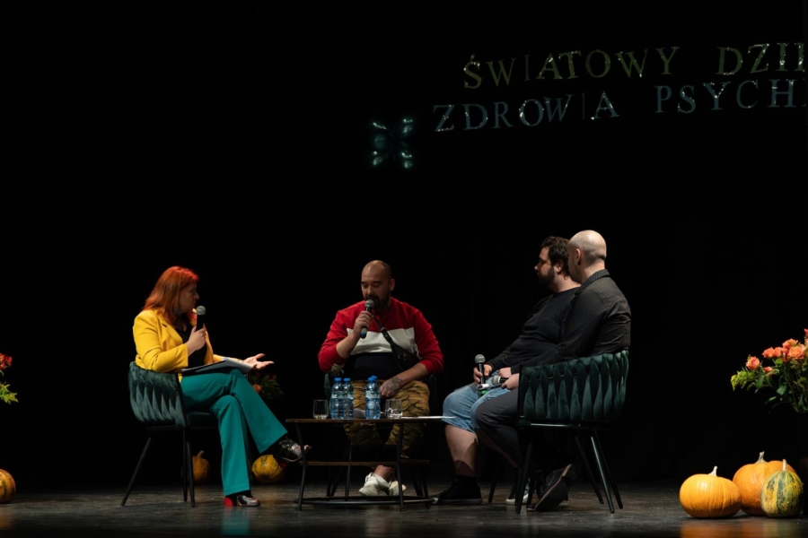 8.Psycholog oraz uczestnicy panelu dyskusyjnego na scenie Sali kinowej