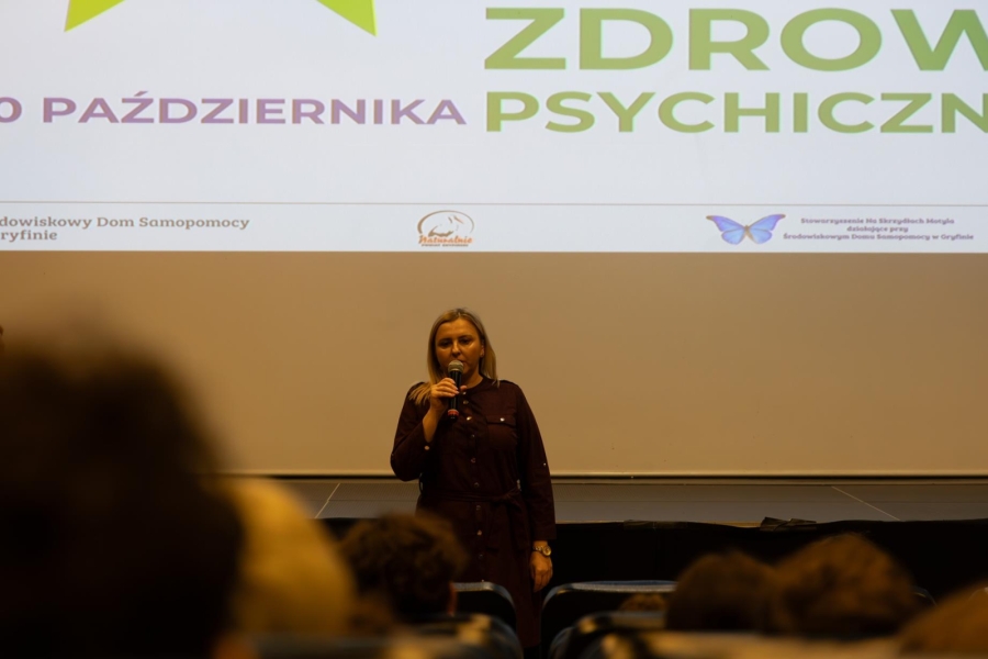 9.Zastępca Burmistrza Miasta i Gminy Gryfino przemawiająca do widowni na Sali kinowej