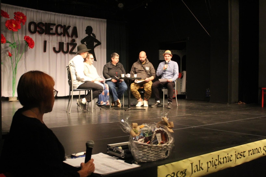 1.Uczestnicy ŚDS siedzący na scenie 